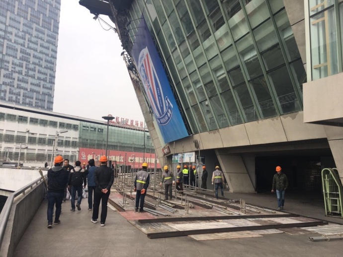 陈独秀亲自起草、连夜印刷了《北京市民宣言》，在北京新世界游艺场屋顶，将漫天的传单洒向露天影院，被在场的巡警和密探拘捕